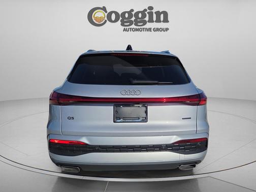 Florett Silver Metallic 2025 Audi Q5 Prestige