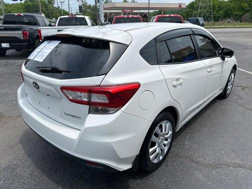 Crystal White Pearl 2019 Subaru Impreza 2.0i
