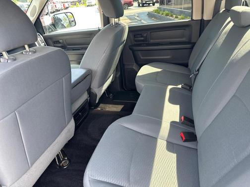 Brilliant Black Crystal Pearlcoat 2017 RAM 1500 Tradesman