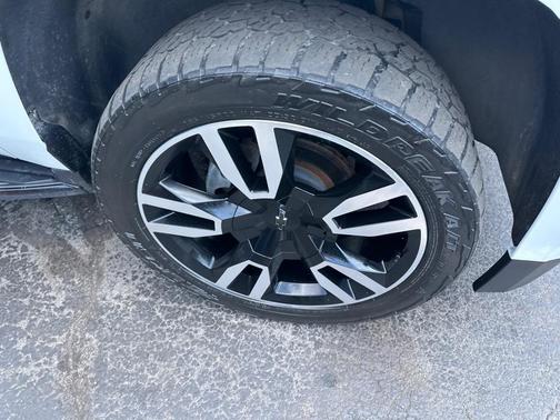 WHITE 2019 Chevrolet Suburban Premier