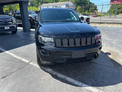 Diamond Black Crystal Pearlcoat 2017 Jeep Grand Cherokee Altitude