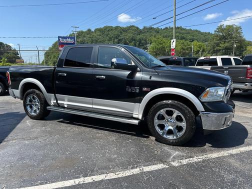 Brilliant Black Crystal Pearlcoat 2017 RAM 1500 Laramie