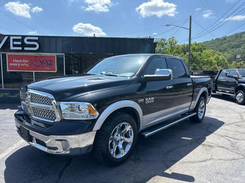 Brilliant Black Crystal Pearlcoat 2017 RAM 1500 Laramie