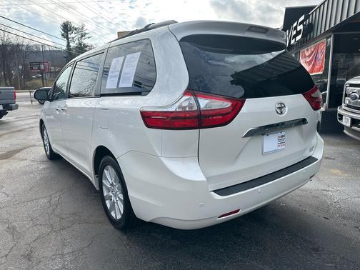 2017 Toyota Sienna XLE