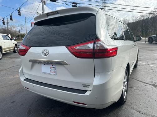 2017 Toyota Sienna XLE