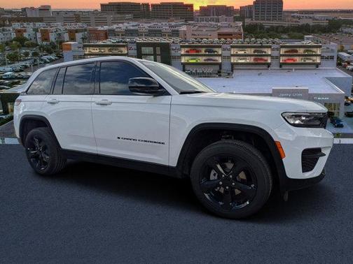 2025 Jeep Grand Cherokee Laredo