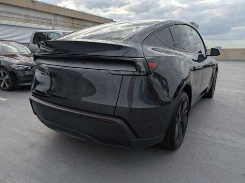 2026 Tesla Model Y PREMIUM