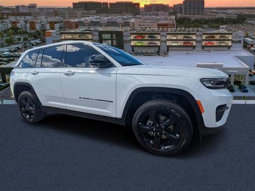 2025 Jeep Grand Cherokee Laredo