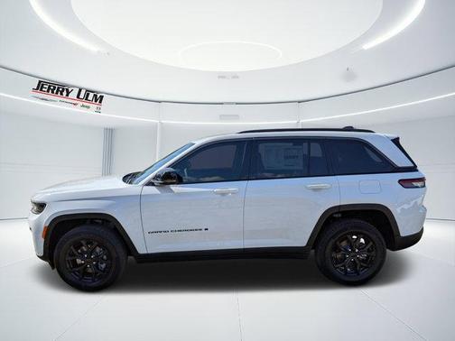 Bright White Clearcoat 2026 Jeep Grand Cherokee Laredo