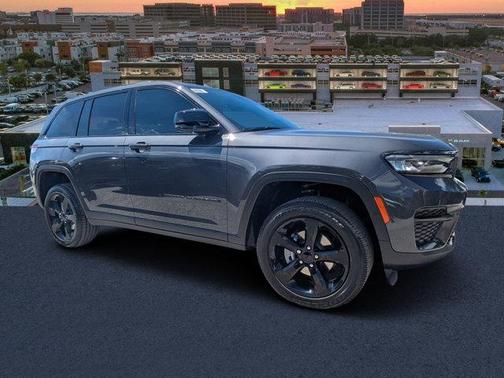 2025 Jeep Grand Cherokee Laredo