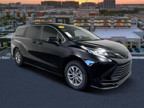 2022 Toyota Sienna LE