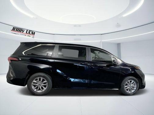 2022 Toyota Sienna LE