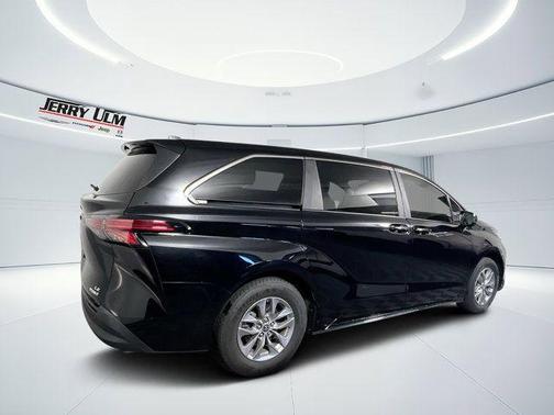 2022 Toyota Sienna LE