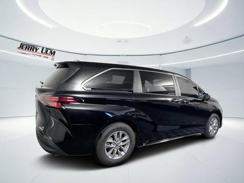 2022 Toyota Sienna LE