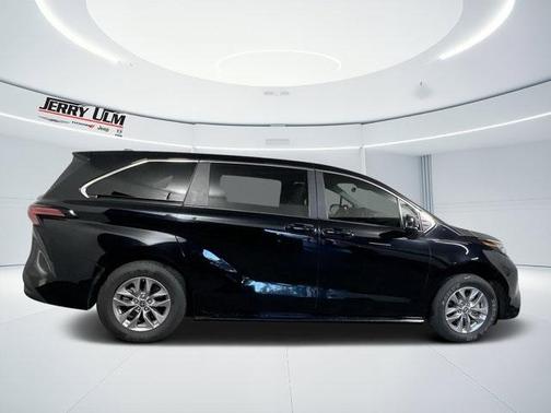 2022 Toyota Sienna LE