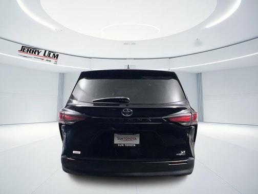 2022 Toyota Sienna LE
