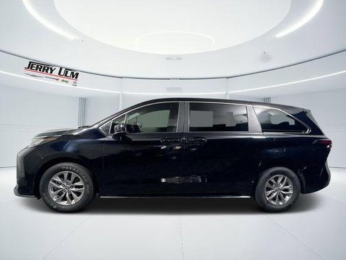 2022 Toyota Sienna LE