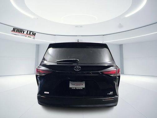 2022 Toyota Sienna LE