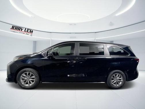 2022 Toyota Sienna LE