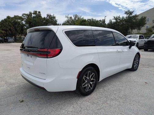 Bright White Clearcoat 2027 Chrysler Pacifica LIMITED