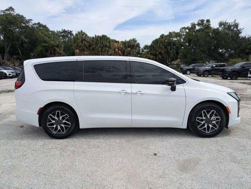 Bright White Clearcoat 2027 Chrysler Pacifica LIMITED