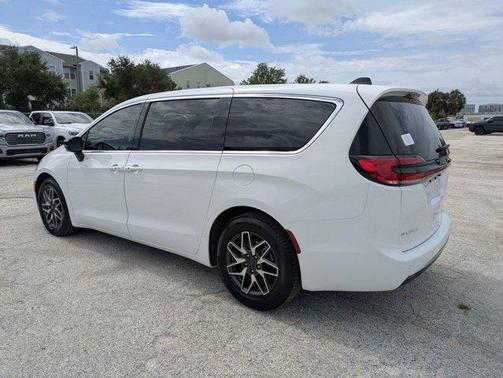 Bright White Clearcoat 2027 Chrysler Pacifica LIMITED