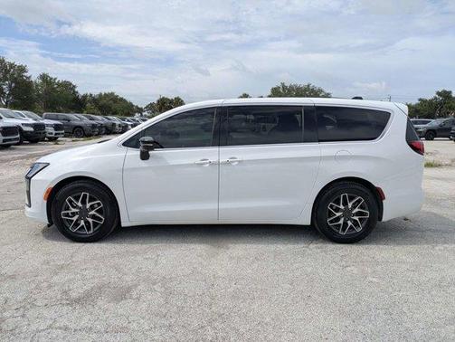 Bright White Clearcoat 2027 Chrysler Pacifica LIMITED