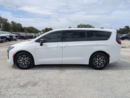 Bright White Clearcoat 2027 Chrysler Pacifica LIMITED