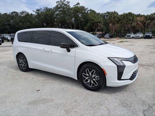 Bright White Clearcoat 2027 Chrysler Pacifica LIMITED