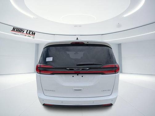 Bright White Clearcoat 2027 Chrysler Pacifica LIMITED