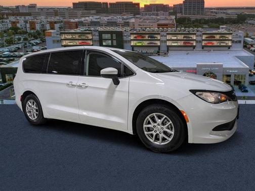 2023 Chrysler Voyager LX