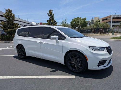 Bright White Clearcoat 2022 Chrysler Pacifica Limited