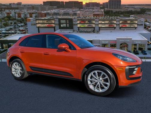2023 Porsche Macan Base (PDK)