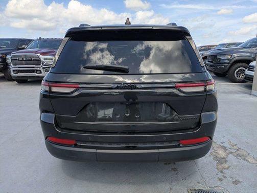 Rocky Mountain Pearlcoat 2023 Jeep Grand Cherokee Limited