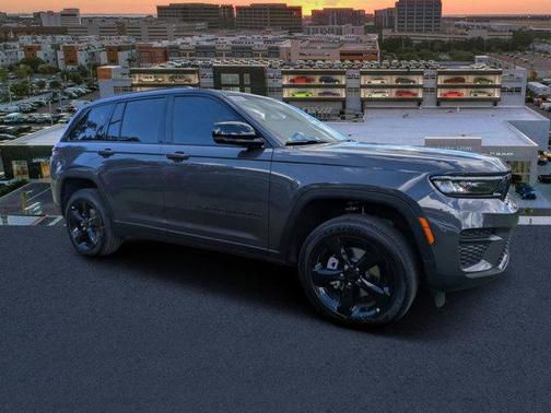 2025 Jeep Grand Cherokee Laredo