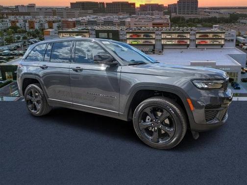 2025 Jeep Grand Cherokee Laredo