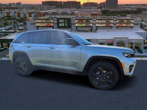2025 Jeep Grand Cherokee Laredo