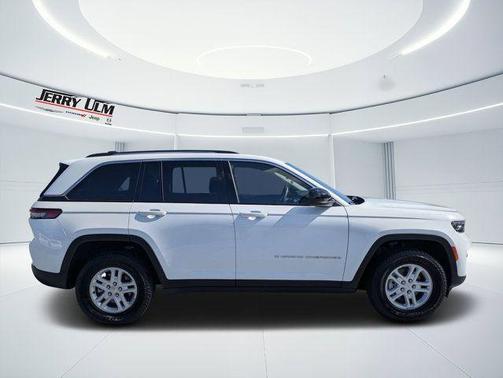 Bright White Clearcoat 2023 Jeep Grand Cherokee Laredo