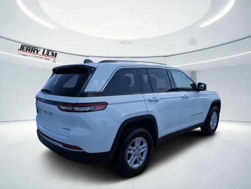 Bright White Clearcoat 2023 Jeep Grand Cherokee Laredo