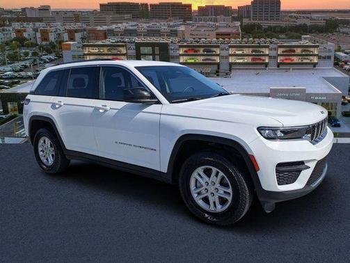 Bright White Clearcoat 2023 Jeep Grand Cherokee Laredo
