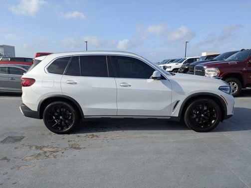 Mineral White Metallic 2023 BMW X5 sDrive40i