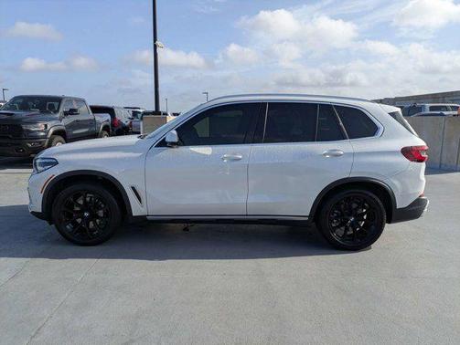 Mineral White Metallic 2023 BMW X5 sDrive40i