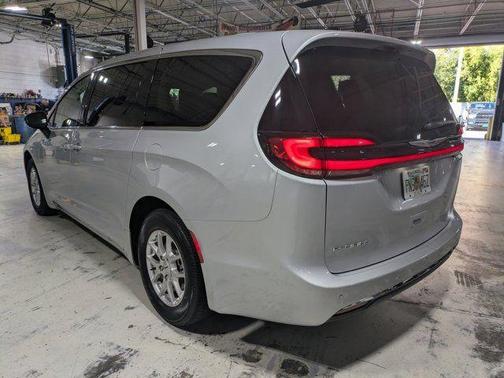 2024 Chrysler Pacifica Touring-L