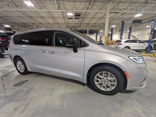 2024 Chrysler Pacifica Touring-L