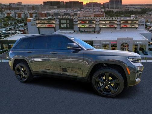 2025 Jeep Grand Cherokee Laredo
