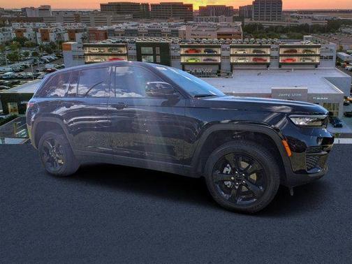 2025 Jeep Grand Cherokee Laredo