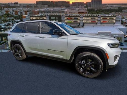 2025 Jeep Grand Cherokee Laredo
