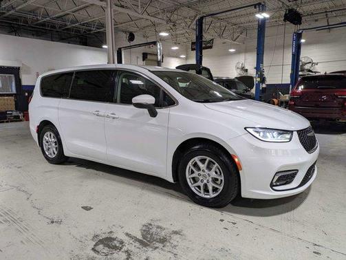 Bright White Clearcoat 2023 Chrysler Pacifica Touring-L