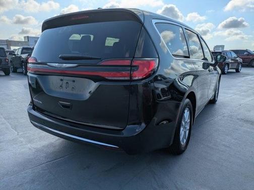2023 Chrysler Pacifica Touring-L