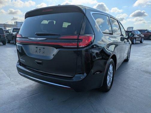 2023 Chrysler Pacifica Touring-L